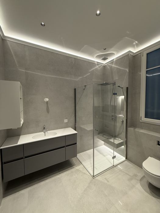 Salle de bains contemporaine avec douche à l'italienne